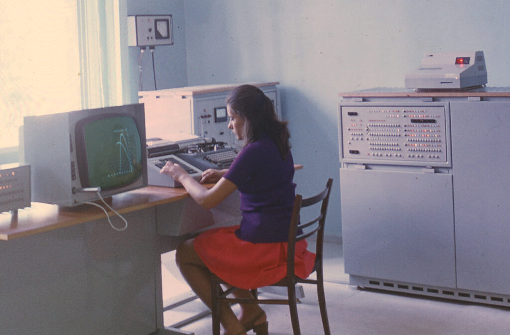 Комп'ютер «МІР-2», збудований Віктором Глушковим у 1969 році