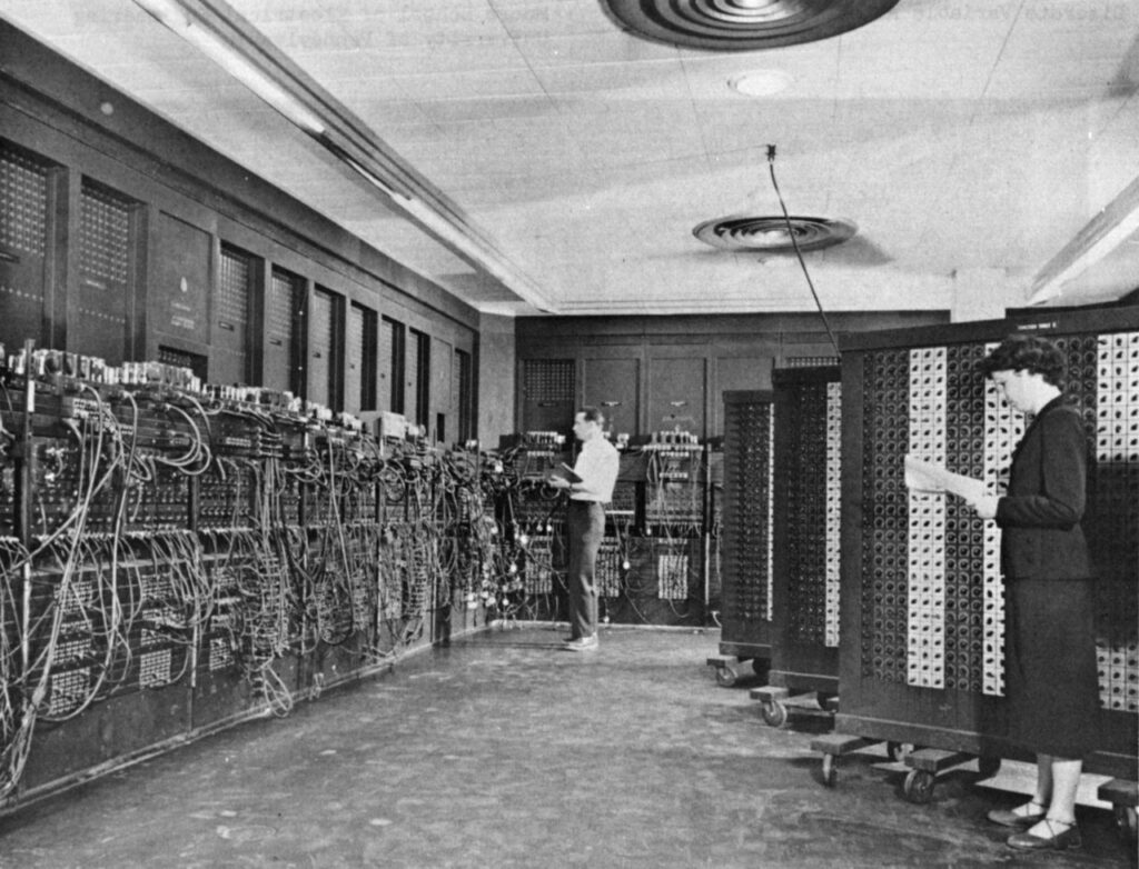 Первый в мире программируемый компьютер ENIAC работал в США до 1955 года