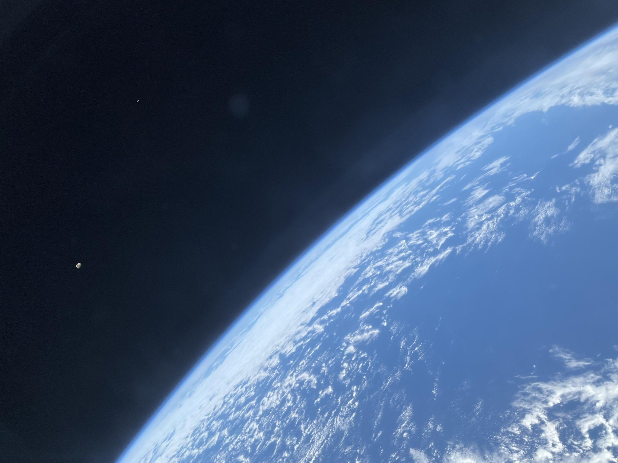 Земля, Луна и крошечная МКС на фото астронавта Crew-7