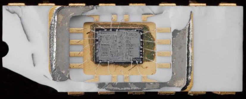 Intel 4004 — первый серийный процессор, который помещался на одной микросхеме