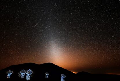 Зодіакальне світло, яке видно за субміліметровим масивом з вершини Мауна-Кеа