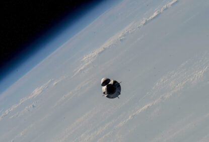 Капсула Crew Dragon с экипажем Crew-6 покидает МКС. Фото: NASA