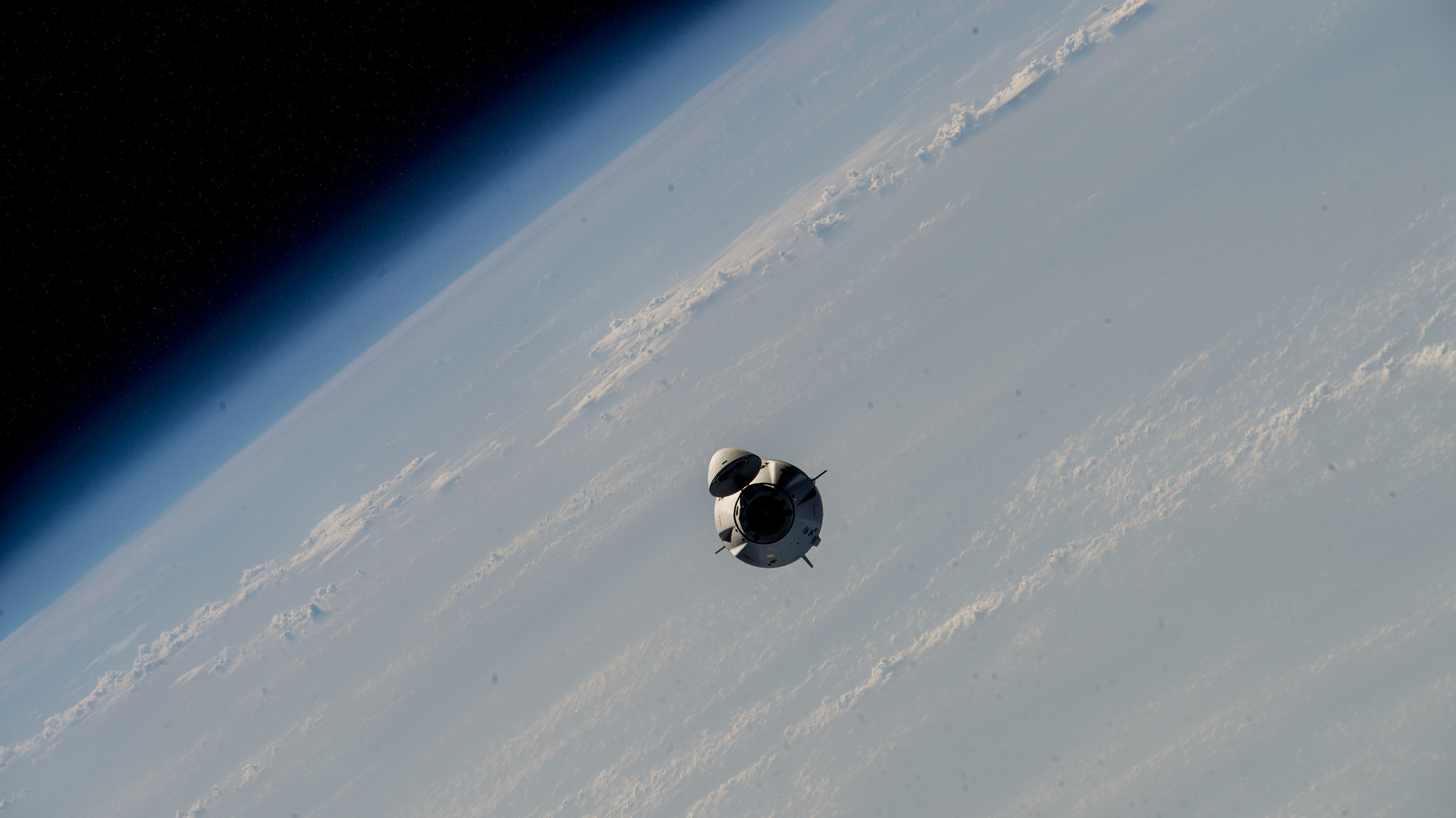Капсула Crew Dragon с экипажем Crew-6 покидает МКС. Фото: NASA