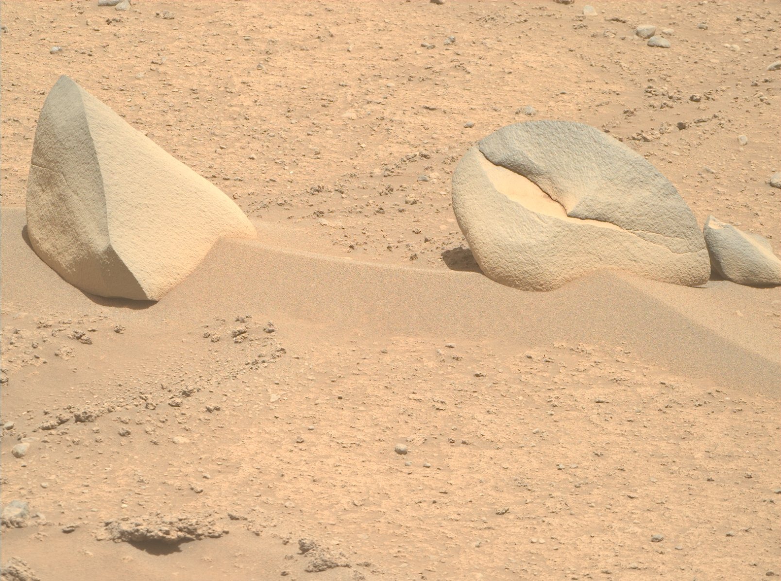 "Акулий плавник" и "крабовые клешни" на Марсе