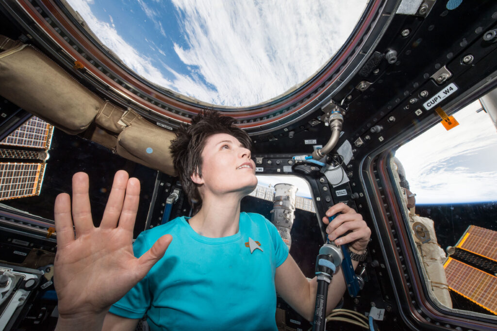 Астронавтка Саманта Крістофоретті демонструє жест-привітання зі Star Trek на борту Міжнародної космічної станції.