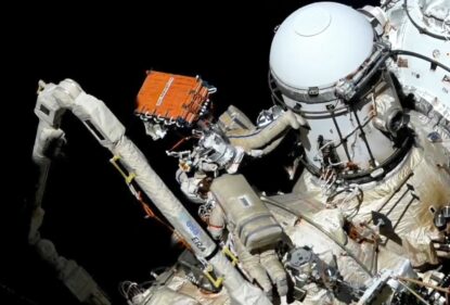Космонавти Олег Кононенко та Микола Чуб встановлюють синтетичну радіолокаційну систему зв'язку під час виходу у відкритий космос, який тривав 7 годин 41 хвилину
