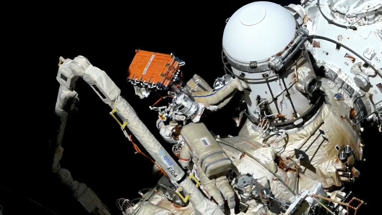 Космонавты Олег Кононенко и Николай Чуб устанавливают синтетическую радиолокационную систему связи во время выхода в открытый космос, который длился 7 часов 41 минуту