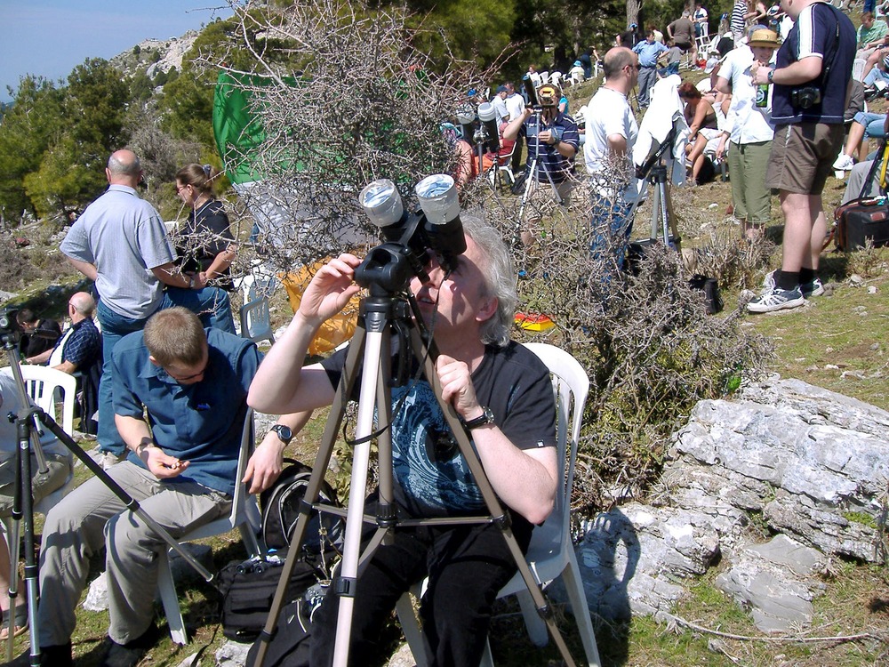 How to avoid vision damage during a solar eclipse