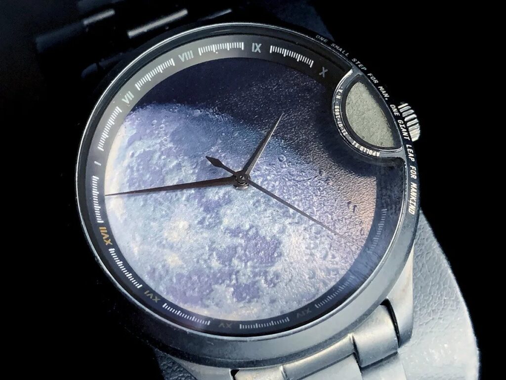 Годинник з місячним пилом