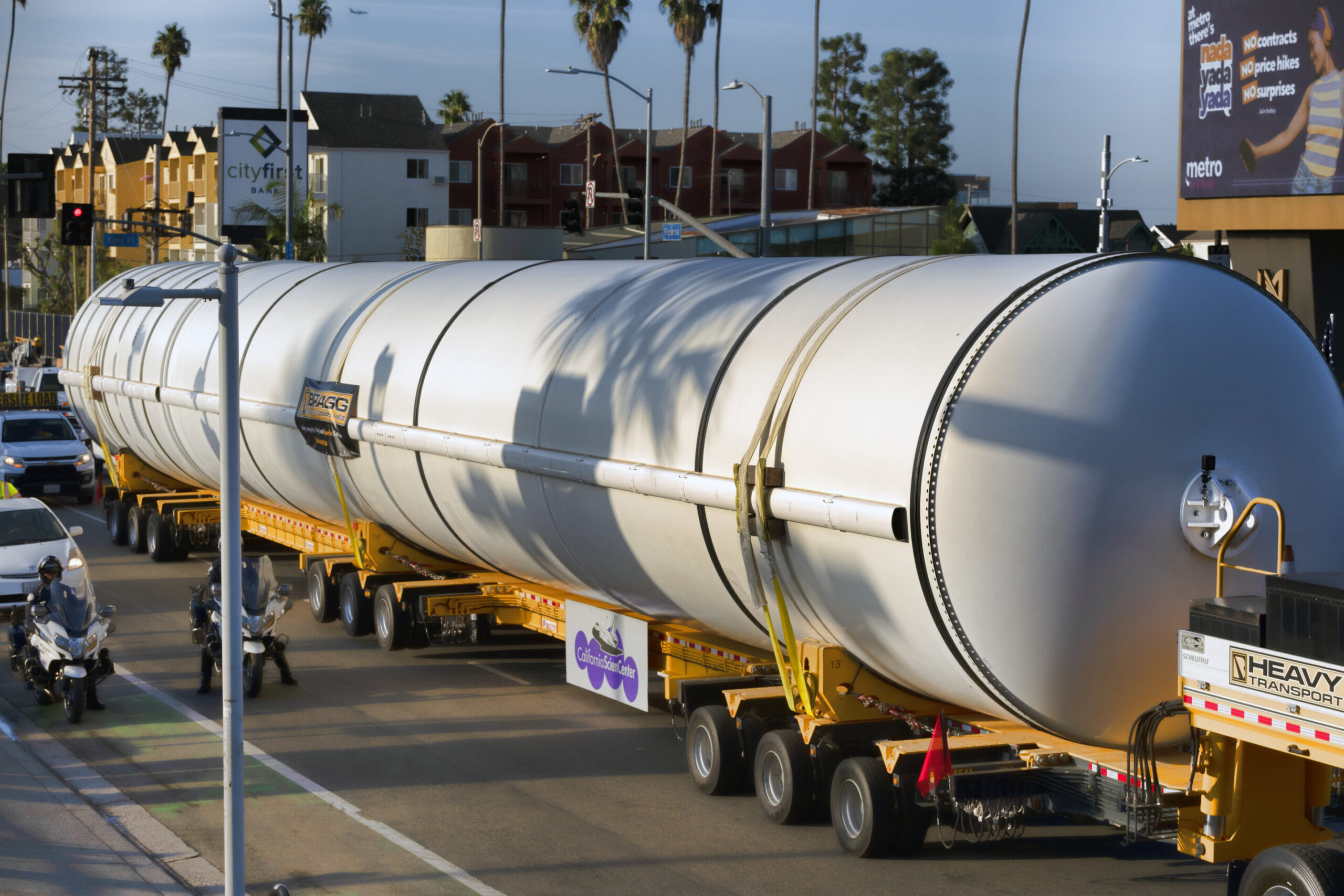 Тінь пальмового дерева відкидається на бік одного з двох ракетних двигунів, які обережно пересуваються вздовж вулиці Фігероа в Лос-Анджелесі 11 жовтня 2023 року