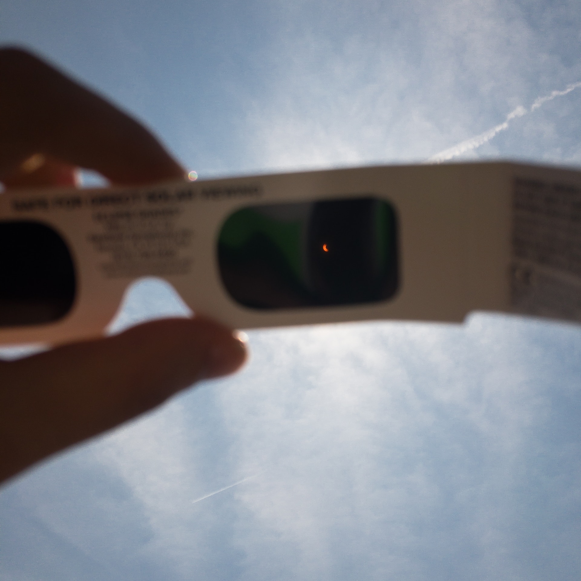 Безопасный взгляд на солнечное затмение через специальный фильтр