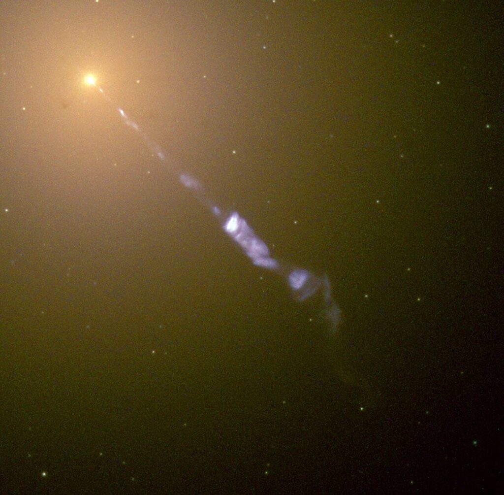 Струя из черной дыры в центре М87