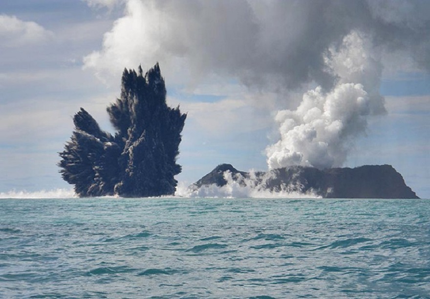 Извержение вулкана создает новый остров