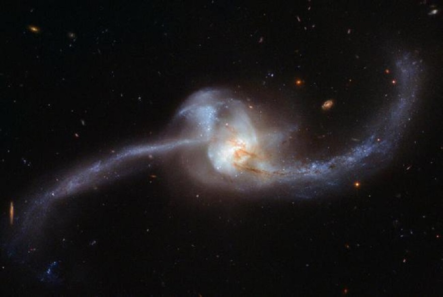 Слияние галактик заставляет черные дыры увеличиваться