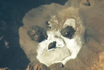 Жуткое лицо в Сахаре, на самом деле является вулканом, который извергался тысячи лет назад