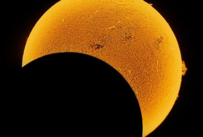 Місяць закриває Сонце під час фази часткового затемнення