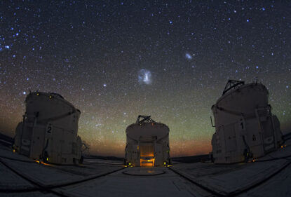 Велика та Мала Магелланові Хмари у небі над обсерваторією ESO Paranal у Чилі