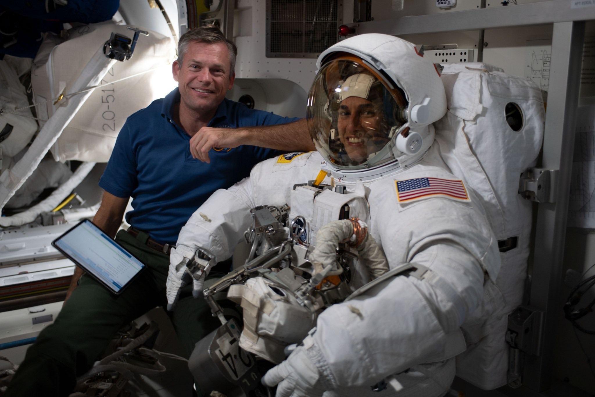 Андреас Могенсен з Європейського космічного агентства допомагає астронавтці NASA Джасмін Могбелі
