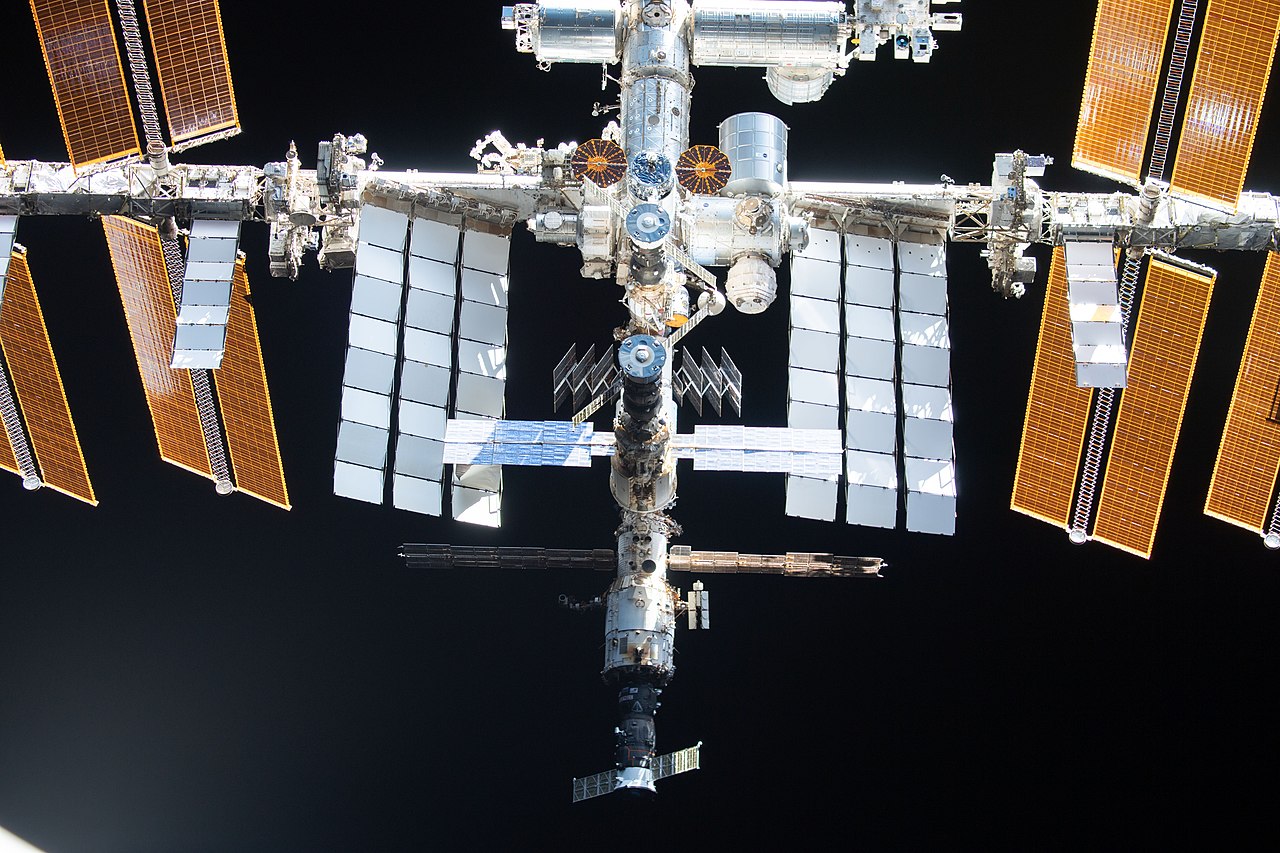 https://universemagazine.com/wp-content/uploads/2023/11/view_of_the_iss_taken_during_crew-2_flyaround_iss066-e-080300-1.jpg