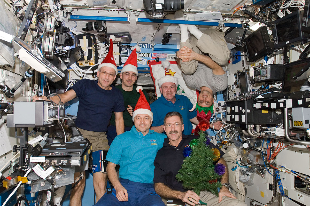 https://universemagazine.com/wp-content/uploads/2023/12/1280px-expedition_30_crew_with_santa_claus_hats.jpg