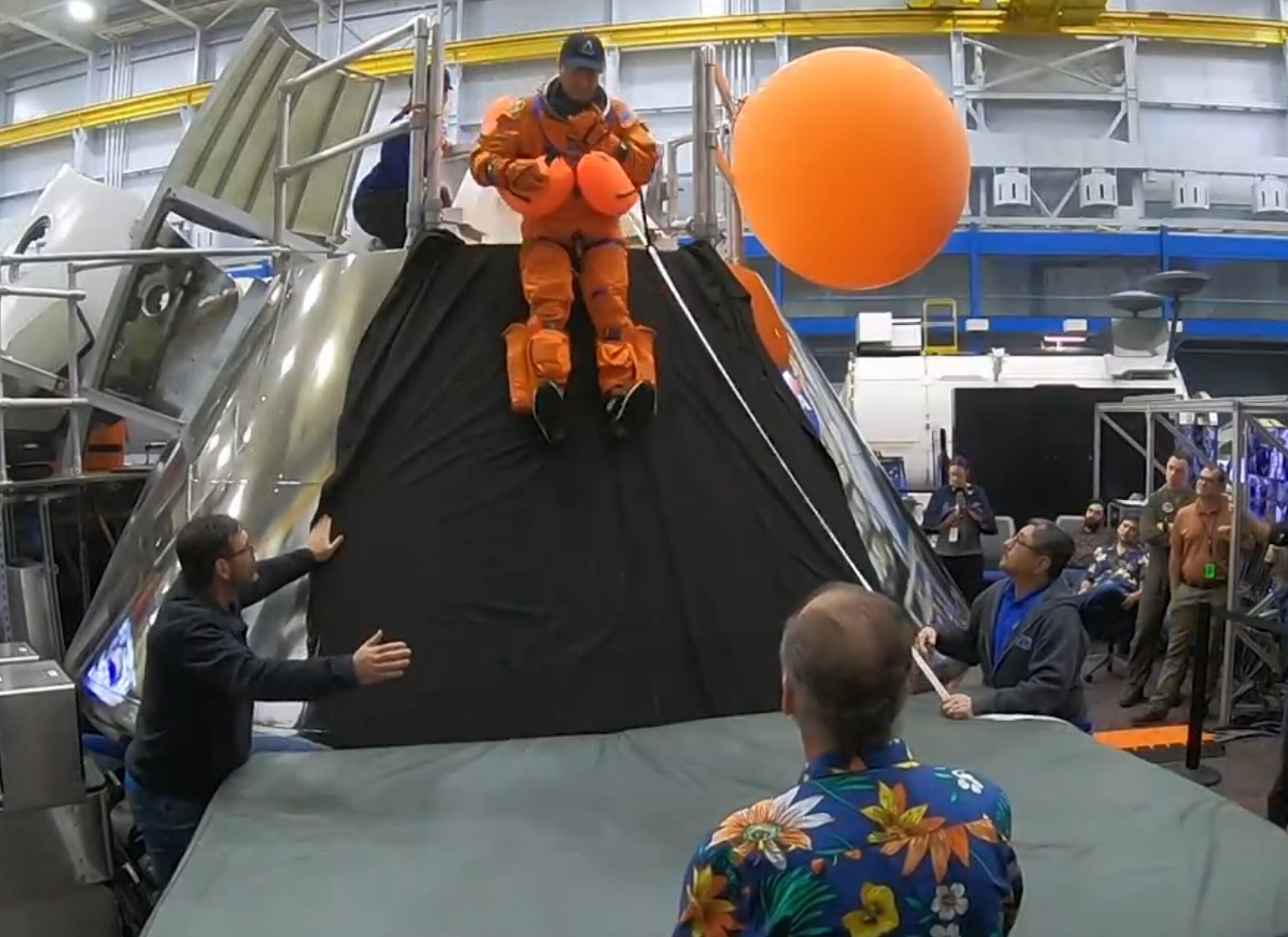 Подготовка астронавтов к миссии на Луну выглядит, как веселый день на детской площадке