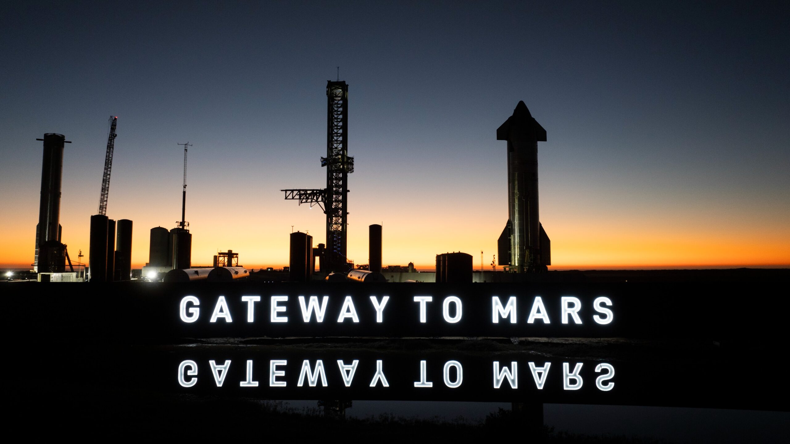 Надпись Gateway to Mars на стартовой площадке SpaceX