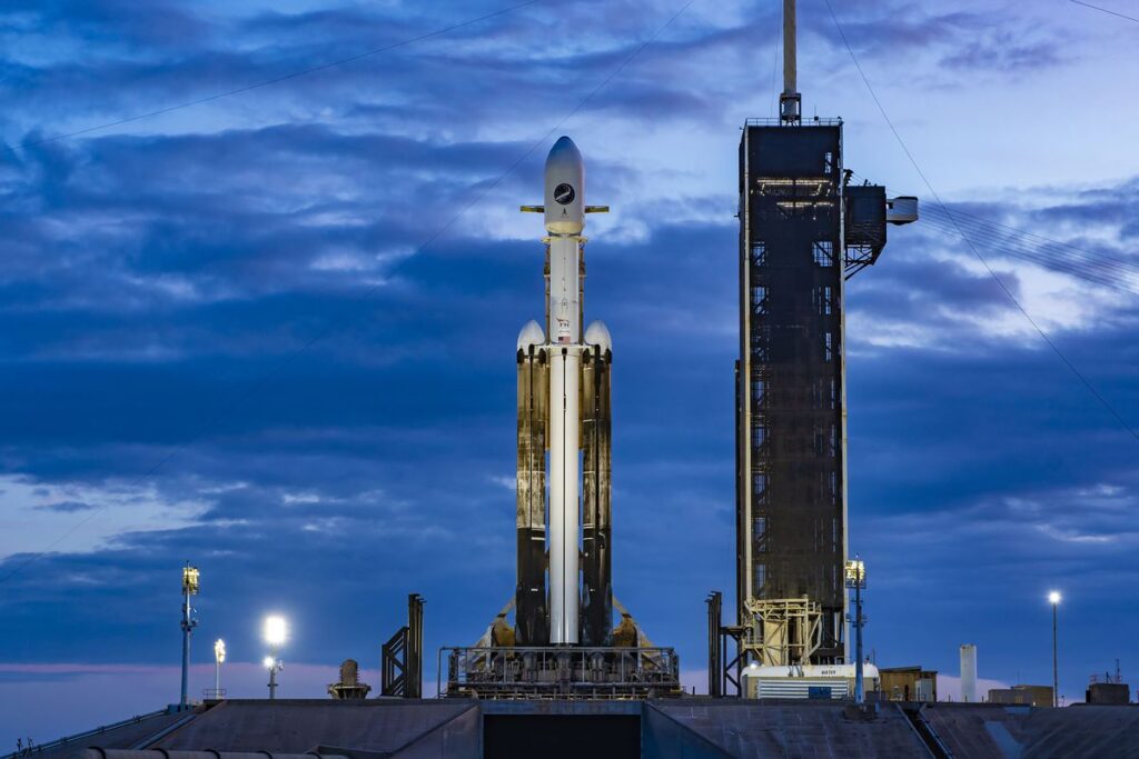 Ракета Falcon Heavy готовится к старту