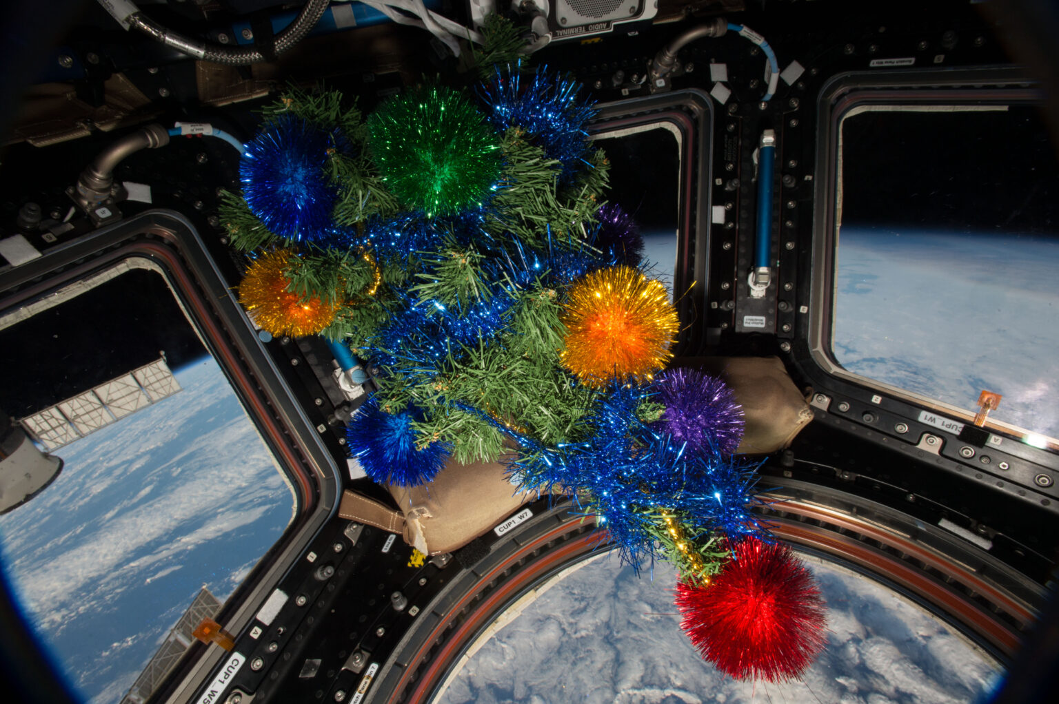 https://universemagazine.com/wp-content/uploads/2023/12/iss-46_christmas_tree_in_cupola_module-scaled.jpg