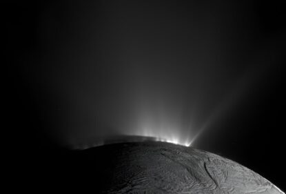 Гейзер на Енцеладі