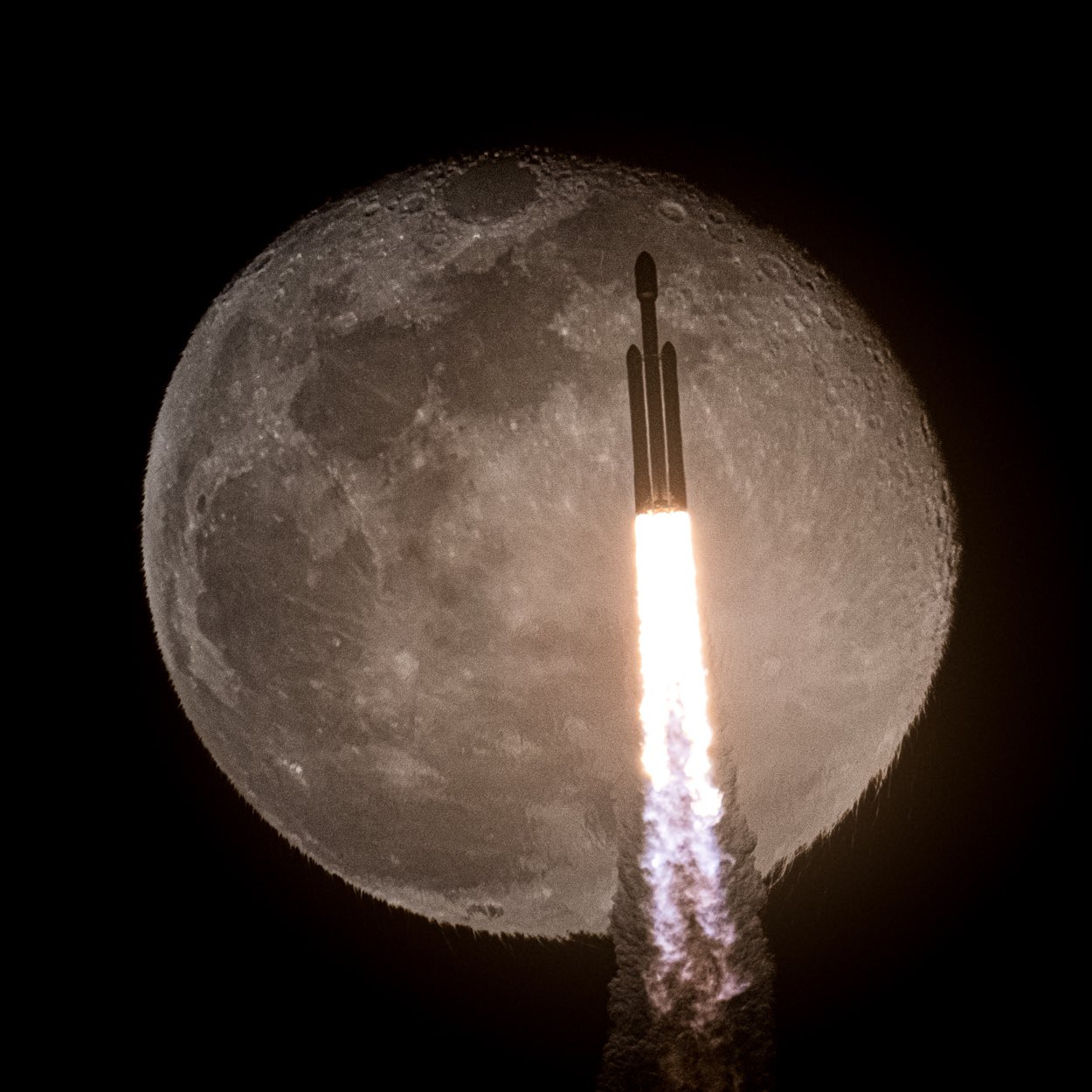 Epic meeting of the Moon and Falcon Heavy is caught on video