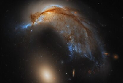 Галактика NGC 2936, похожая на пингвина