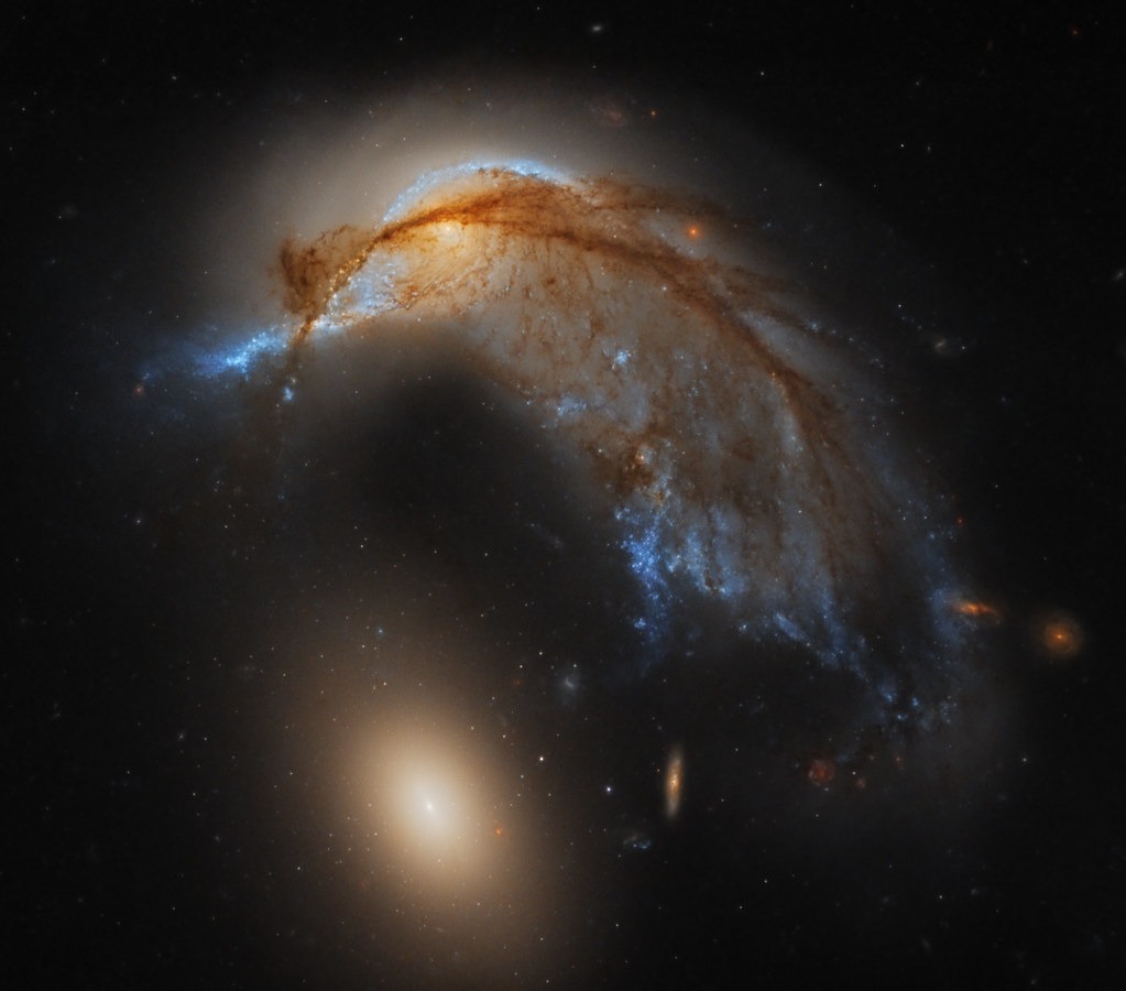 Hubble and Spitzer see a penguin-like galaxy