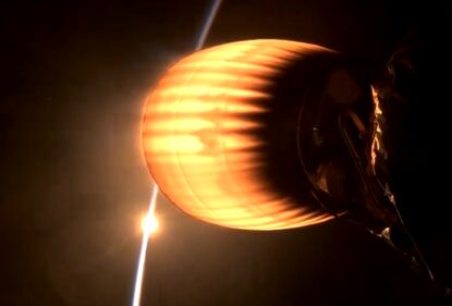 Закат Солнца на фоне работающего двигателя второй ступени Falcon 9