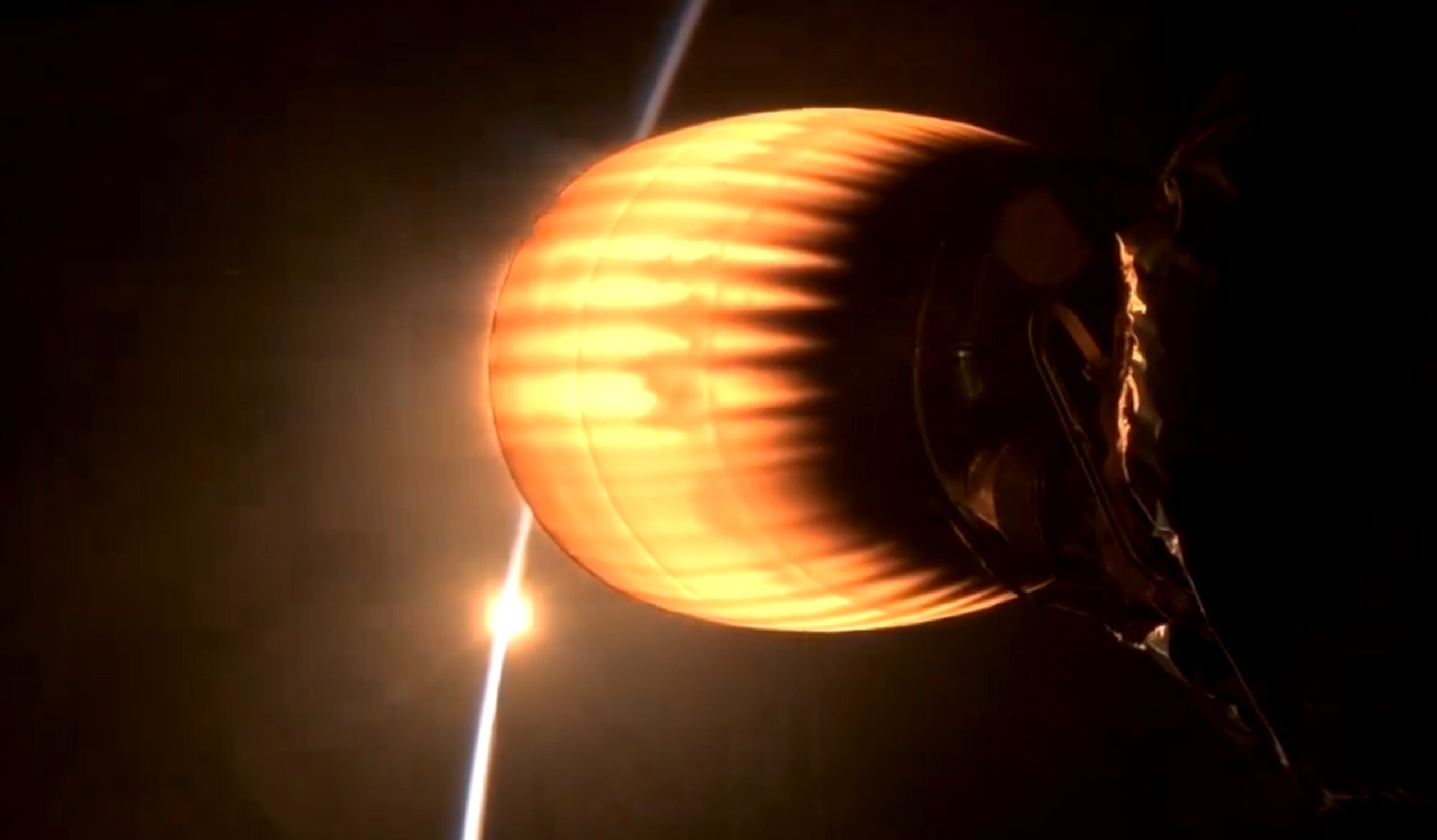 SpaceX показали полет Falcon 9 на фоне заката Солнца