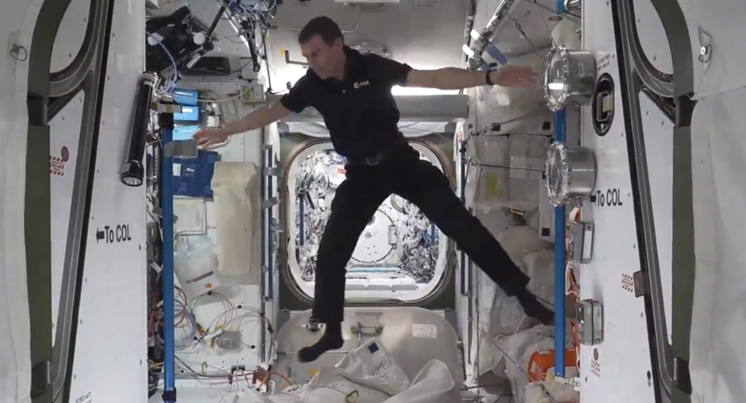 Астронавт на МКС станцював «космічний вальс»: відео
