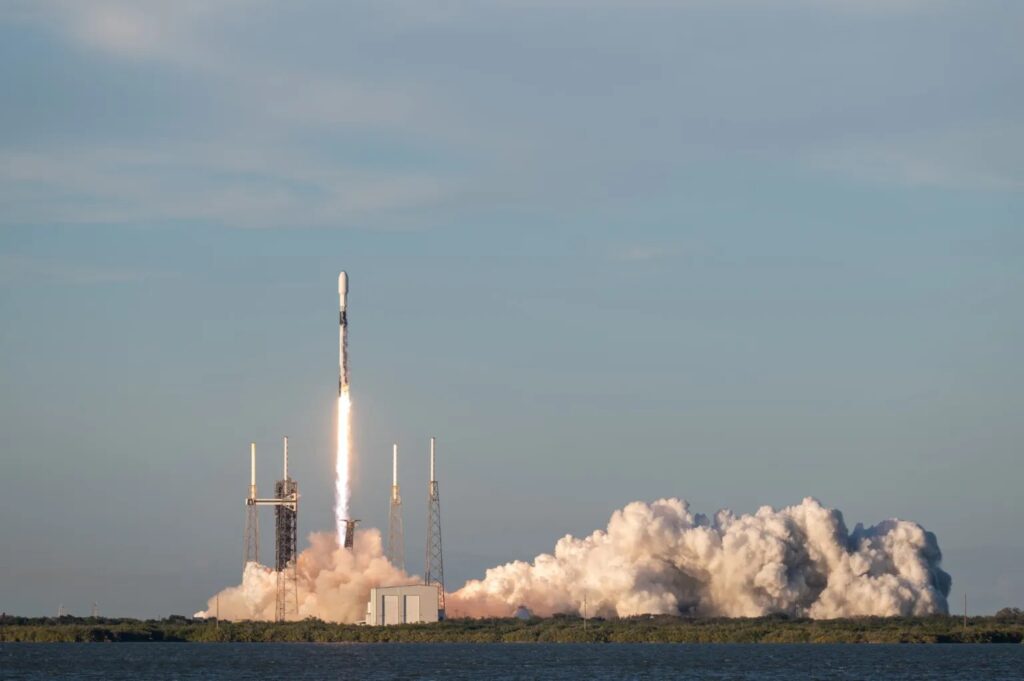 SpaceX запустила военные спутники