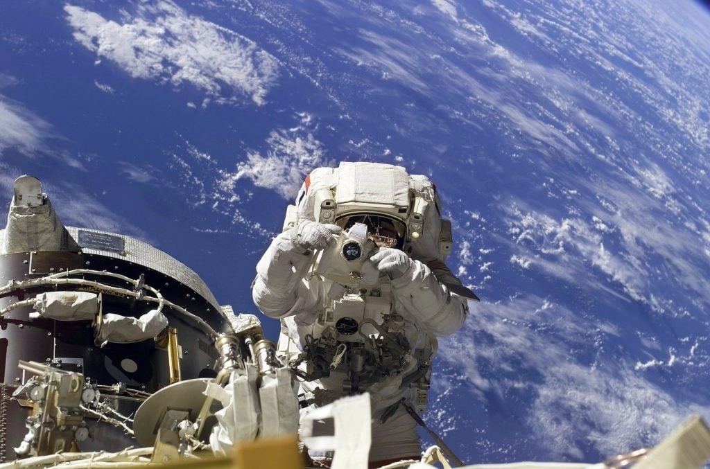 Під час виходів у відкритий космос камери поміщують у спеціальний білий чохол