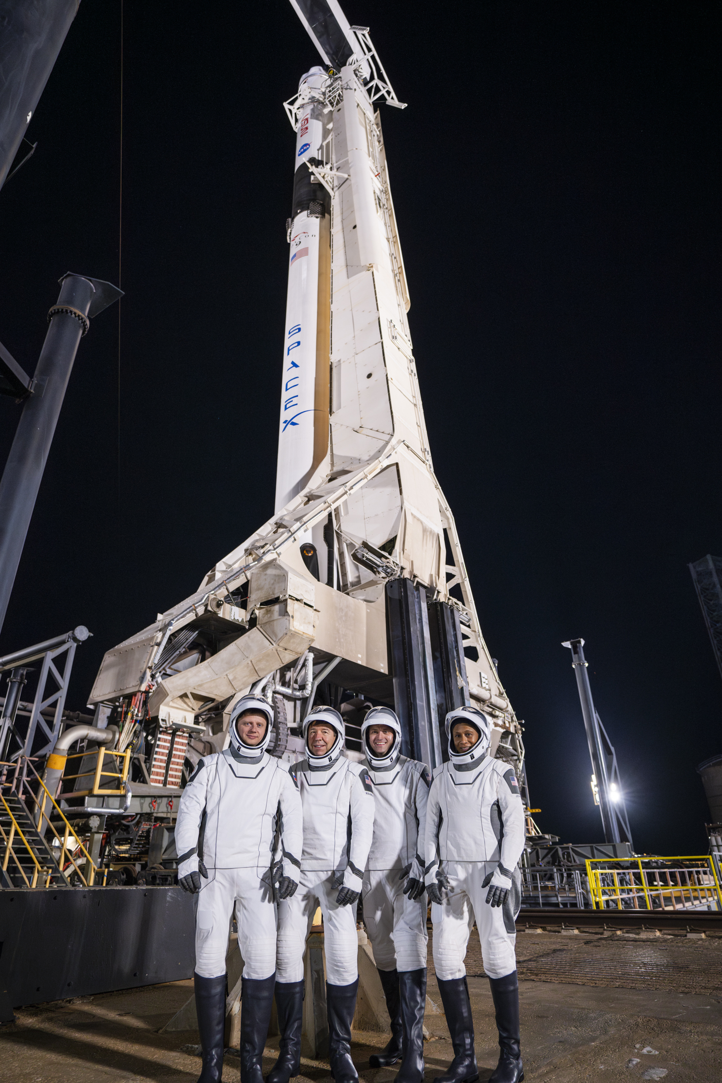 Екіпаж Crew-8 на фонІ ракети Falcon 9 готується до відправки на МКС