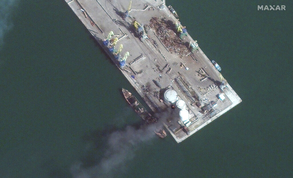 ВДК «Саратов» палає та тоне у порту Бердянська