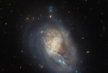 Під тиском: Hubble показав галактику, що «пробивається»