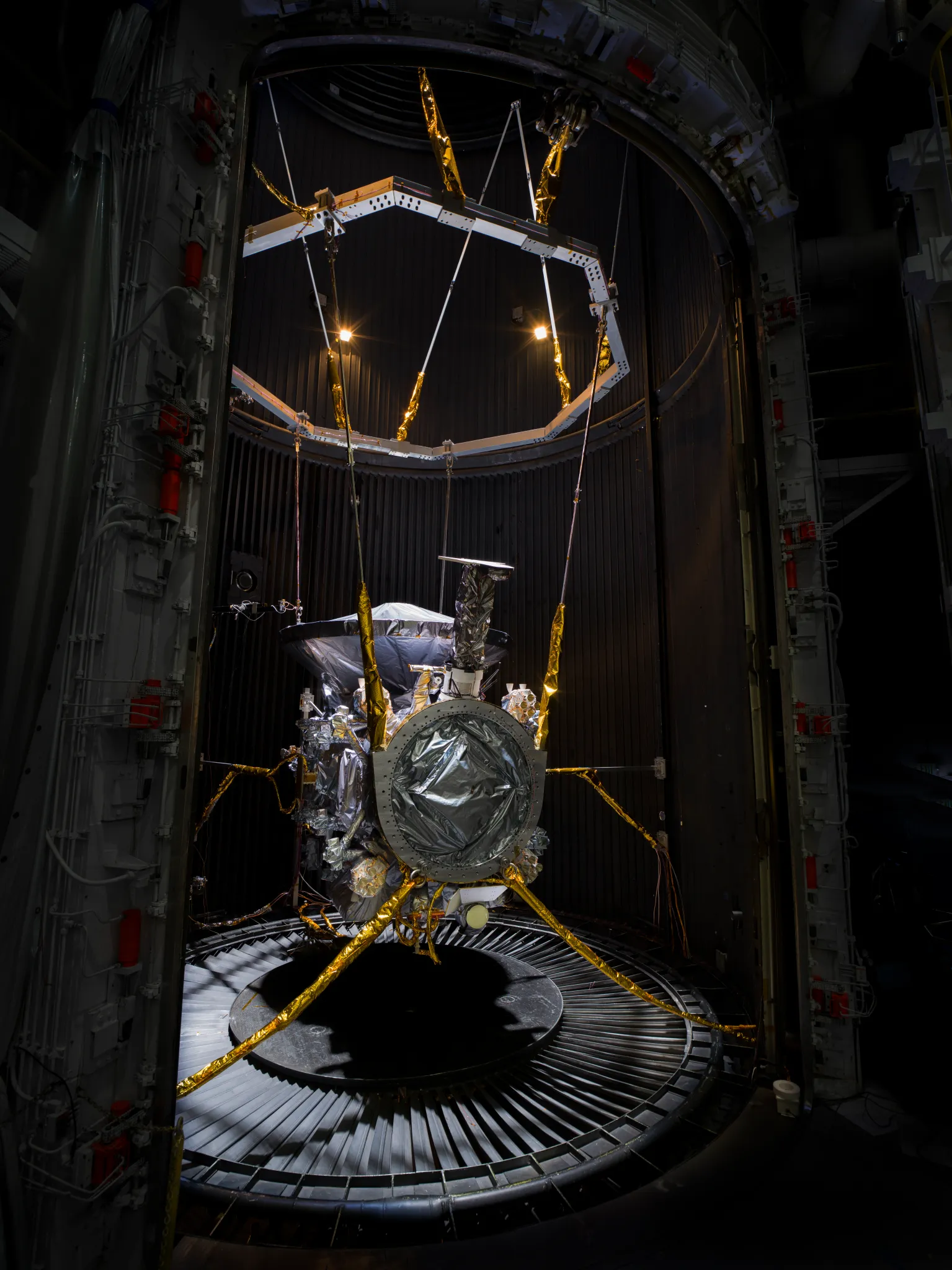 Вібрації, удари та вакуумна камера: Europa Clipper готується до польоту в космос