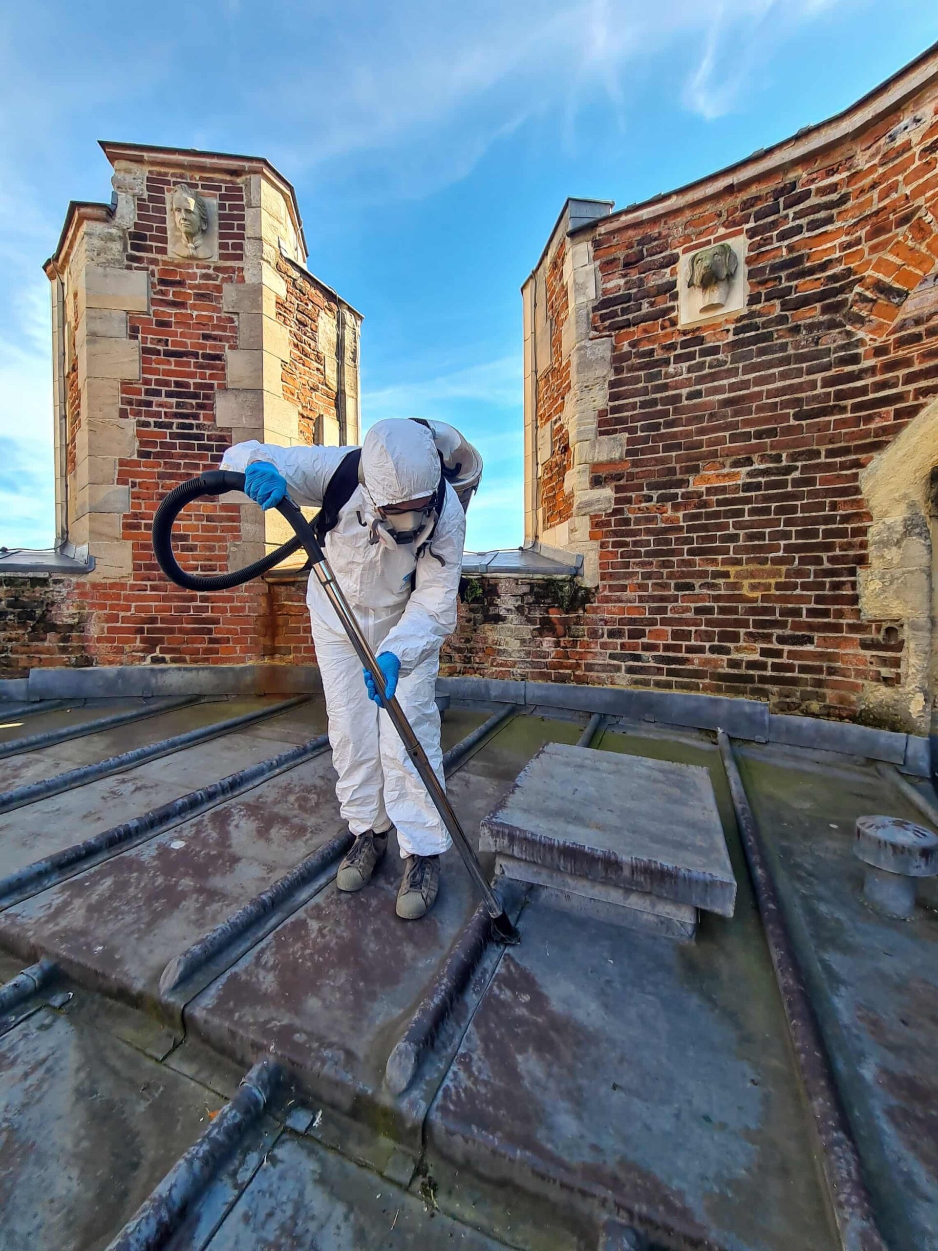 Вчений збирає матеріал з даху Кентерберійського собору