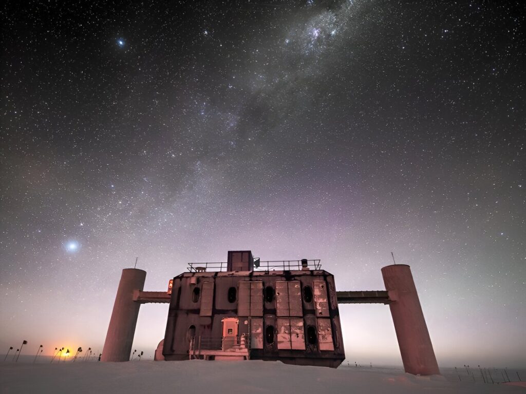 Обсерватория IceCube возможно наблюдала тау-нейтрино