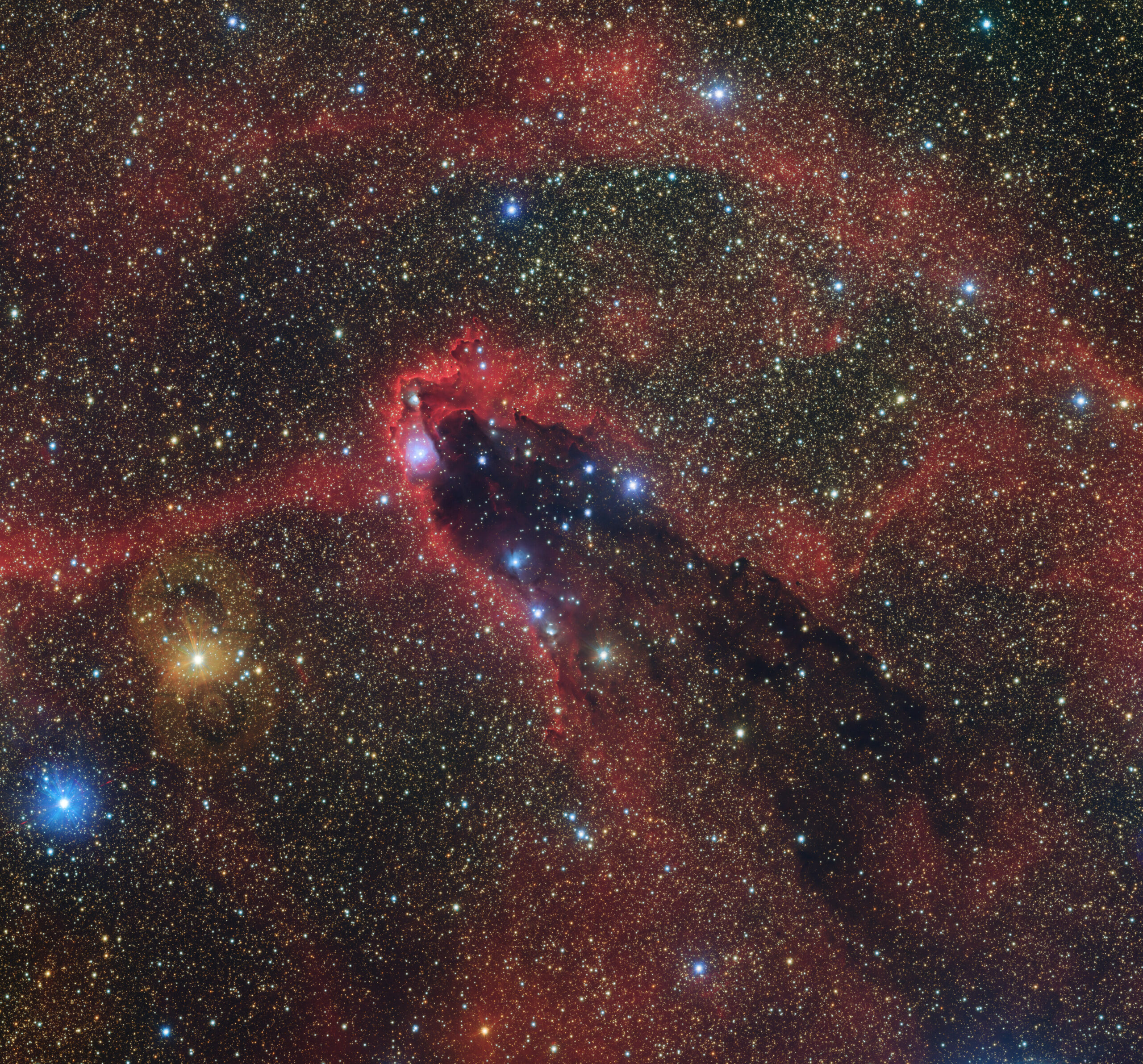 Астрономи зазнімкували «темну вежу» в космосі