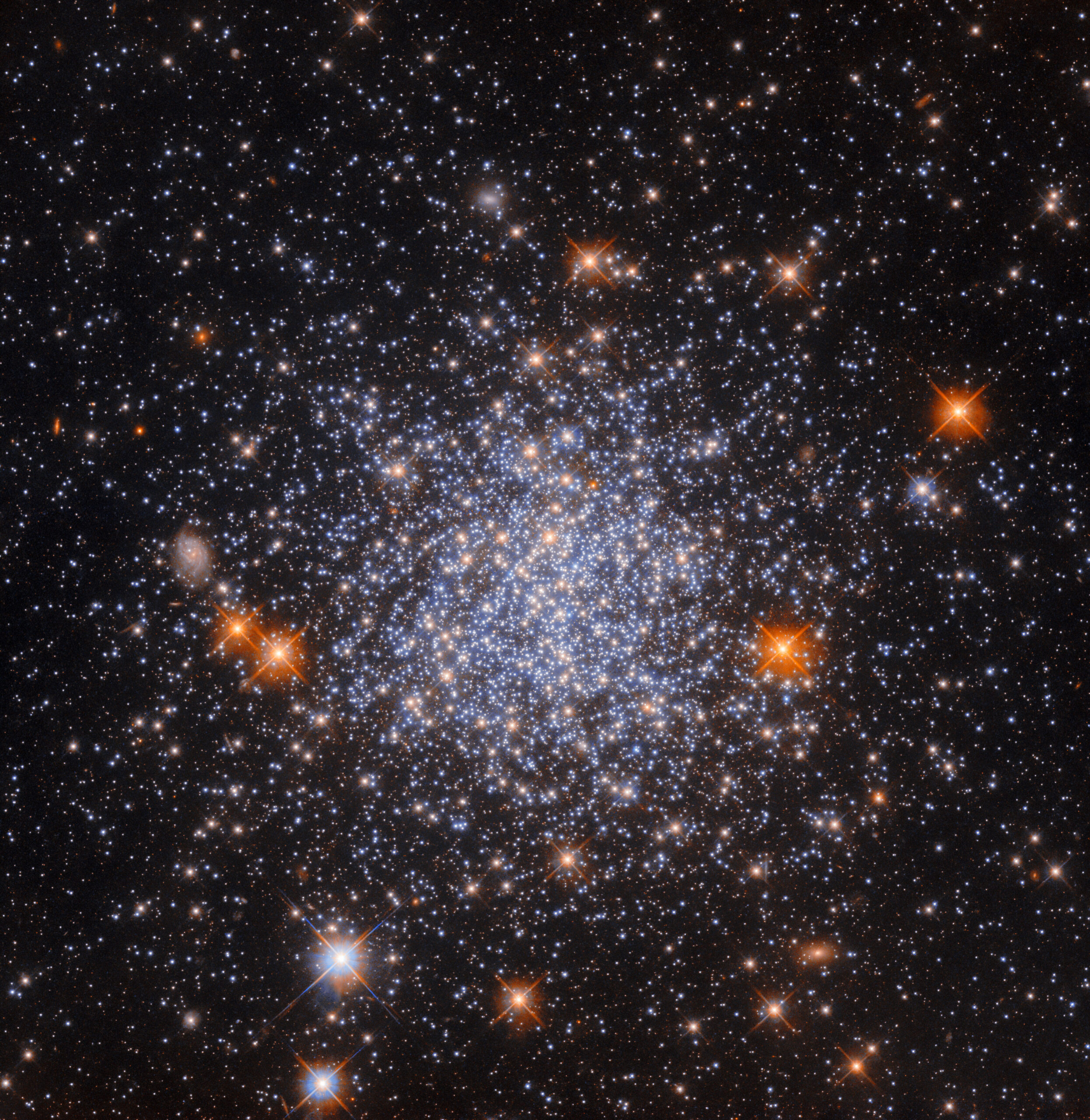 Без зума: Hubble сфотографировал шаровое скопление в соседней галактике