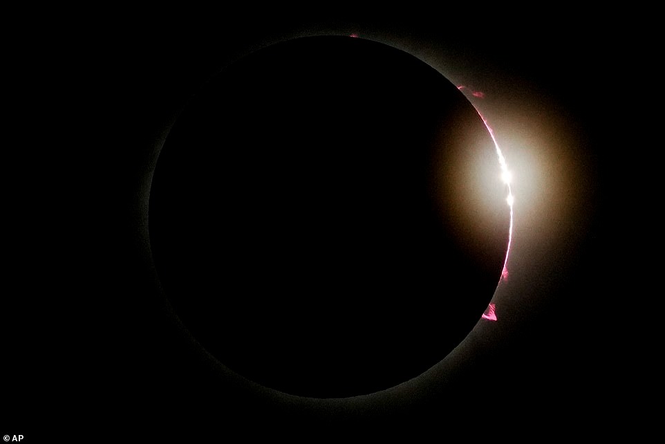 Повністю закрите Сонце під час затемнення 8 квітня 2024 року