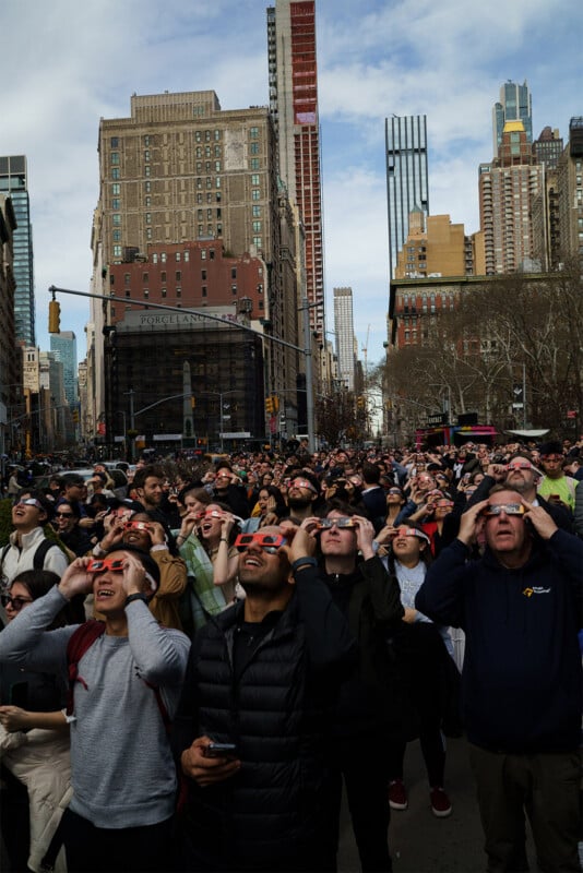 Жители Нью-Йорка наблюдают за солнечным затмением