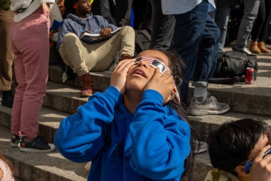 Спостерігачам сонячного затемнення роздавали небезпечні для зору окуляри