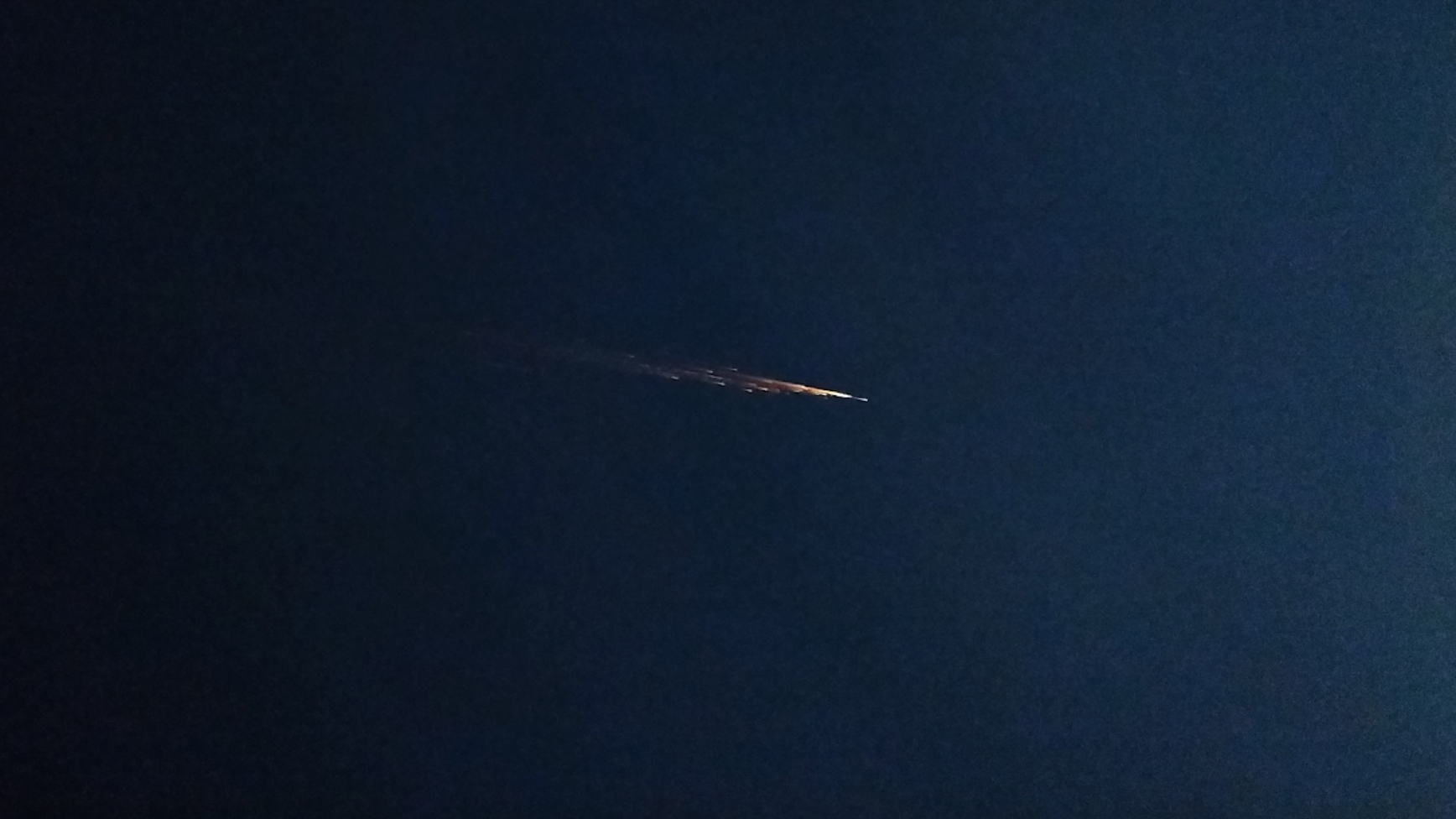Космічний корабель, що падає, запалав вогняною кулею в нічному небі: фото