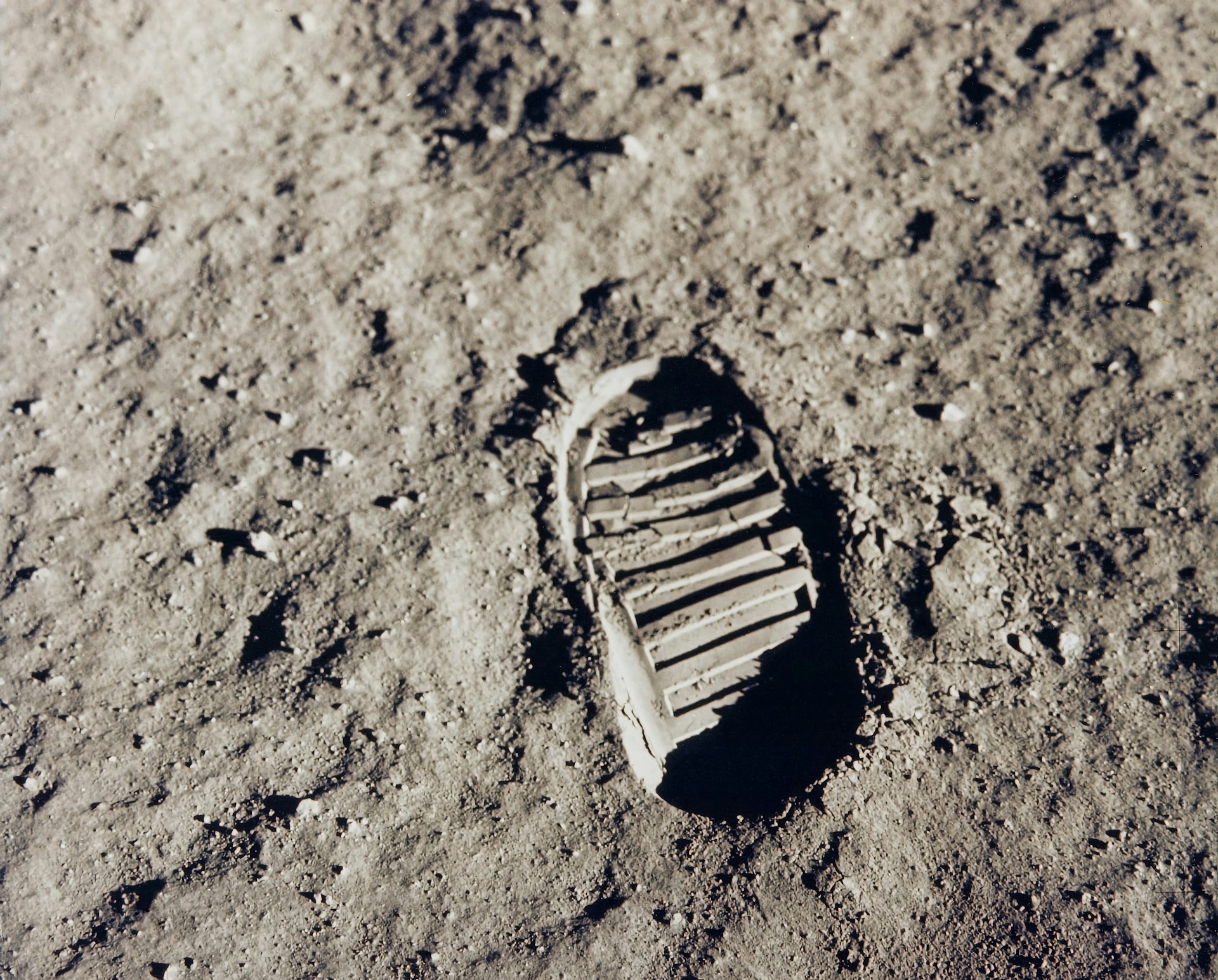 Вид зблизька сліду черевика астронавта Базза Олдріна на місячному реголіті, сфотографованого 70-мм камерою на поверхні Місяця під час місії Apollo 11